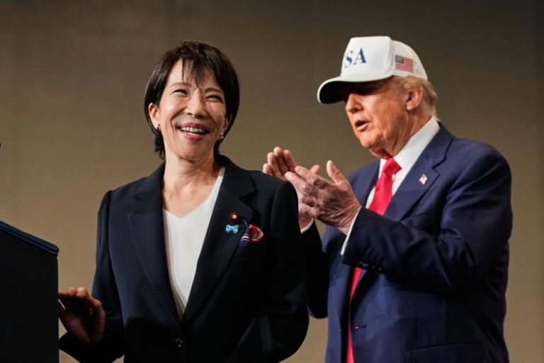 高市早苗（左）表示3月将访华府与川普总统(右)以日美同盟为基础广泛会谈；她也表示会与中国发展稳定关系。图为川普去年访问日本。（美联社）