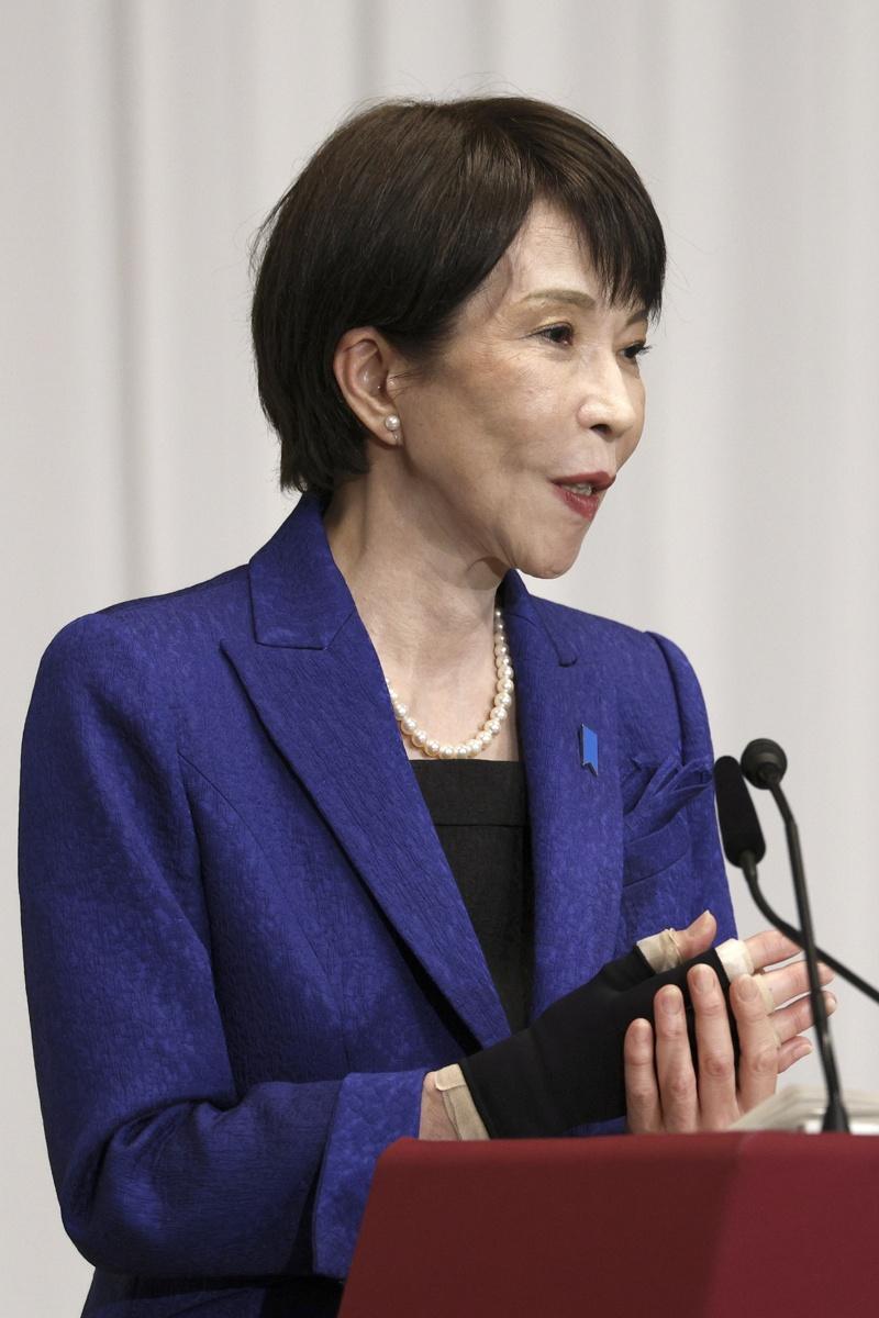 高市早苗（左）表示3月将访华府与川普总统(右)以日美同盟为基础广泛会谈；她也表示会与中国发展稳定关系。图为川普去年访问日本。（美联社）