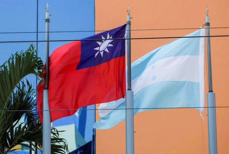 洪都拉斯副总统谈逐步复交台湾 正审视与中国所签协议 图为中华民国国旗与洪都拉斯国旗。(路透)
