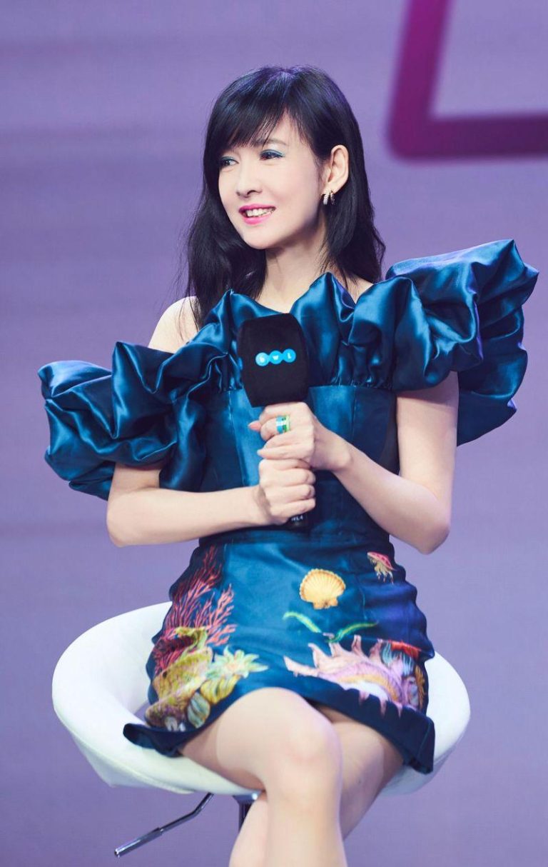 周慧敏首登央视春晚 与梁咏琪等10人大合唱 网:不怕走音了 58岁周慧敏被拍到参加2026年央视春晚彩排,将以十人女子合唱团成员的身分亮相。(取材自微博)