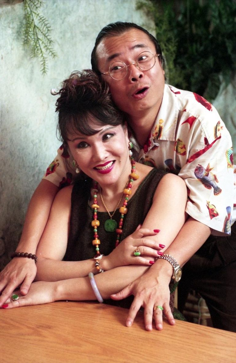 廖峻3度中风 当年携手澎澎征战江湖 两人再见面泪满襟 1993年时,廖峻(右)和澎澎录闽南语专辑「热销话」。(本报数据照片)