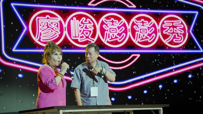 1993年时,廖峻(右)和澎澎录闽南语专辑「热销话」。(本报数据照片)