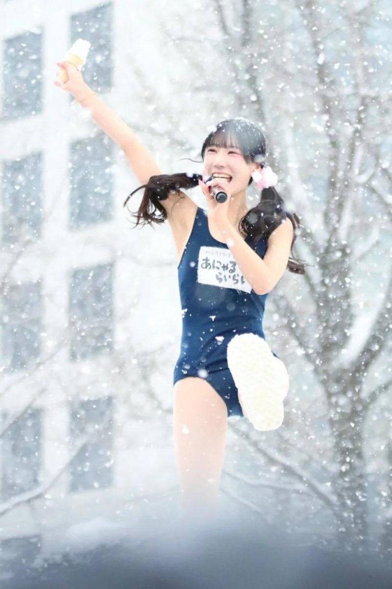 日本女偶像雪中清凉秀 经纪公司拍卖「已清洗」泳衣被骂翻 日本地下偶像女团「PLANCK STARS」成员爱成来来穿着泳装在大雪中表演。(取材自X平台)