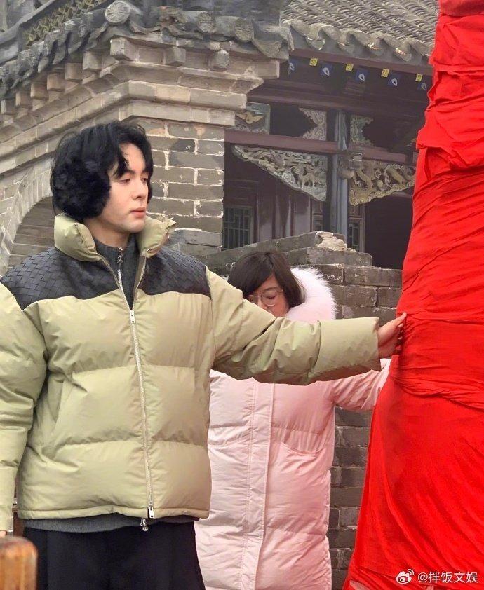 白鹿(图)、孟子义、曾舜晞、陈鑫海四位明星一起去了大孤山,并在当地参与了绕树、挂红绸等祈福仪式。(取材自微博)