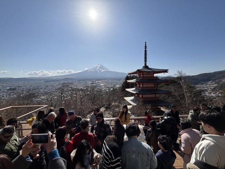 能远眺富士山… 不堪观光公害 日本浅间公园樱花祭喊卡 能同时远眺富士山与五重塔、长年被誉为「樱花必拍打卡景点」的日本山梨县新仓山浅间公园,今年春季因为「观光公害」不堪负荷,确定取消樱花祭活动。(中央社)