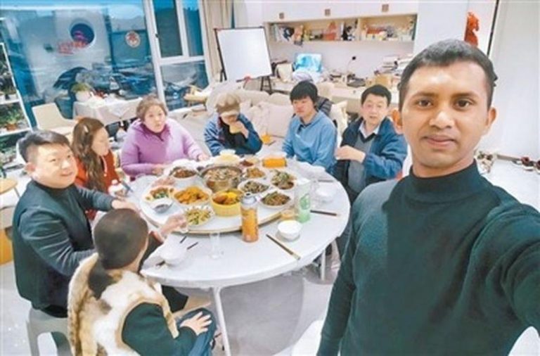 老外爱中国年 赴华机票增400% 王府井大街、豫园打卡热点 老外感受中国年,在中国朋友家过节。(取材自湖北日报)