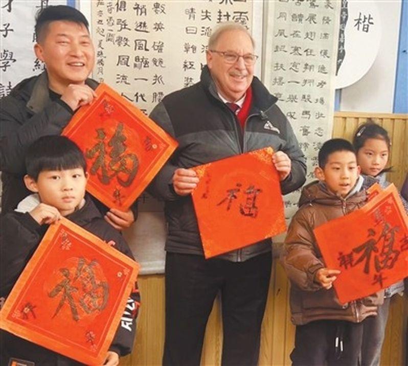 老外感受中国年,在中国朋友家过节。(取材自湖北日报)