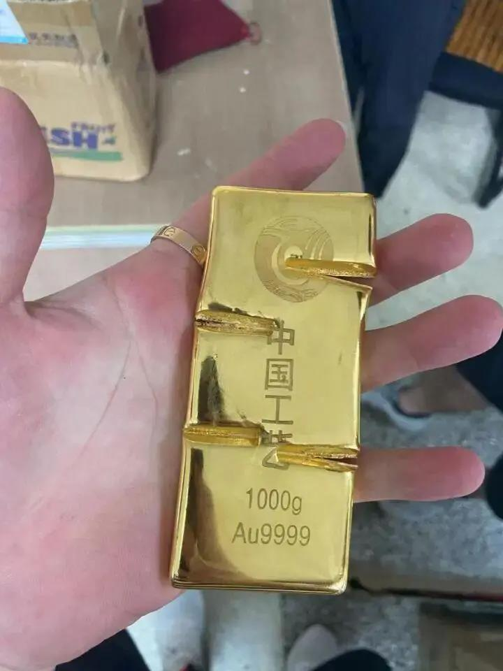 杭州一小区两年前「买房送黄金」,业主250万的房子现市值缩水87万,送的1000克黄金暴涨到112万,资产增值25万。(取材自扬子晚报)