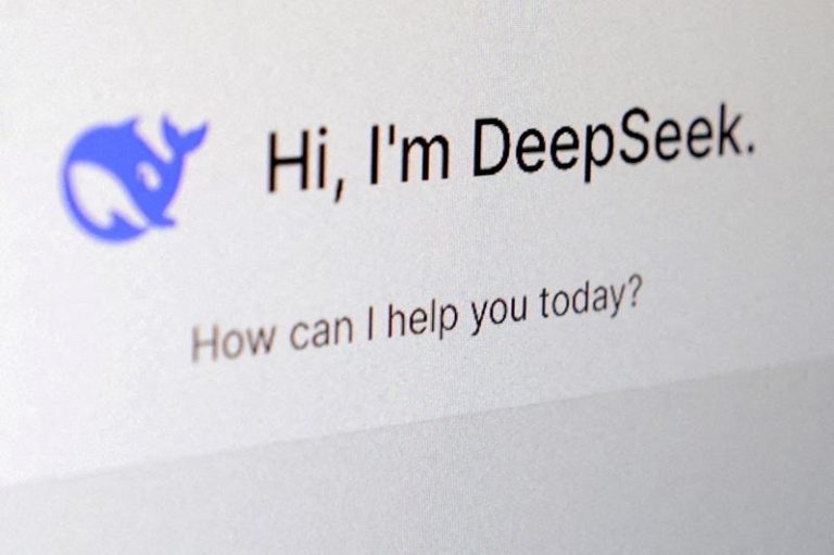 DeepSeek新版本变冷淡?爱说教、不哄人 有用户改回旧版 Deepseek被指变冷淡了,有用户下载旧版本。示意图。(路透)
