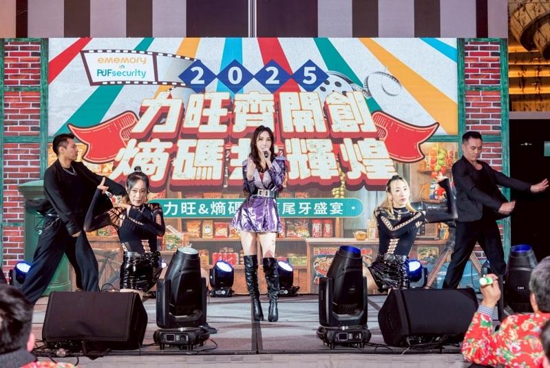 徐千京登上自家集团尾牙场劲歌热舞。(民视提供)