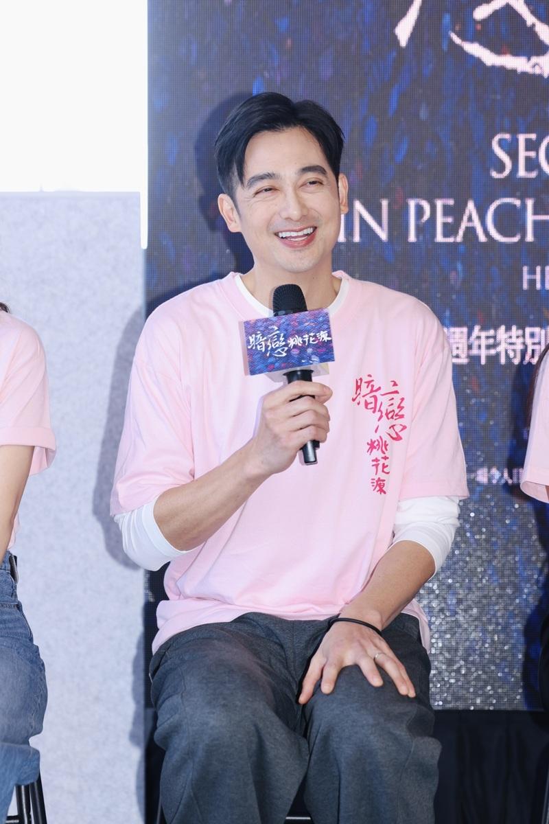 樊光耀(左起)、李劭婕、吴中天、隋棠、导演赖声川、林依晨、张静之、张本渝、梁正群出席舞台剧「暗恋桃花源」记者会。(记者王聪贤/摄影)