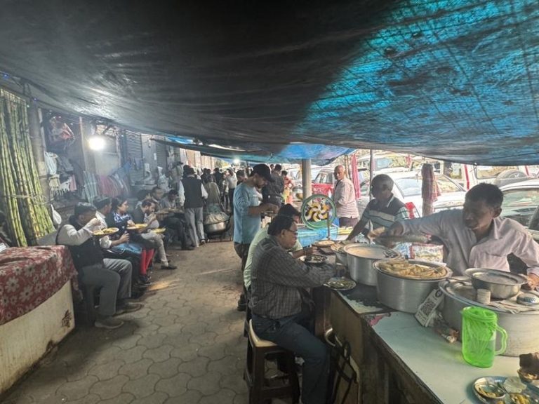 疫情爆发地西孟加拉首府加尔各答街头，民众在小吃摊排排坐用餐，不见紧张气氛；当局称疫情已及时控制。（中央社╱民众提供）