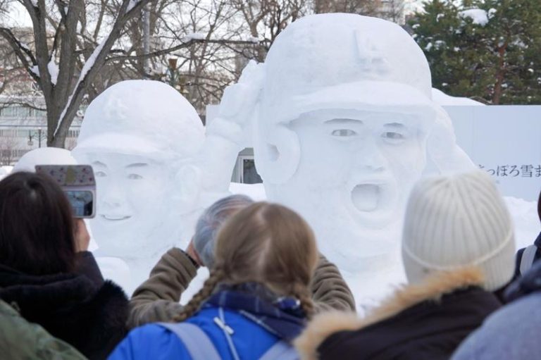 北海道迎雪祭 210座雪冰雕吸客「大谷翔平」最吸睛 日本北海道冬季特色活动「札幌雪祭」近日在札幌市开幕,图为游客参观美国职棒大联盟球星大谷翔平为主题的冰雕作品。(欧新社)