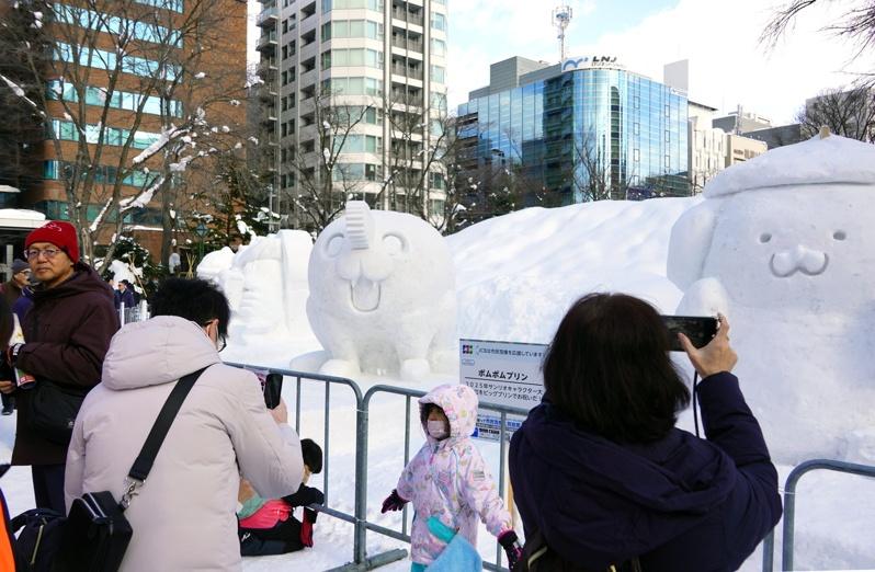 日本北海道冬季特色活动「札幌雪祭」近日在札幌市开幕,图为游客参观美国职棒大联盟球星大谷翔平为主题的冰雕作品。(欧新社)