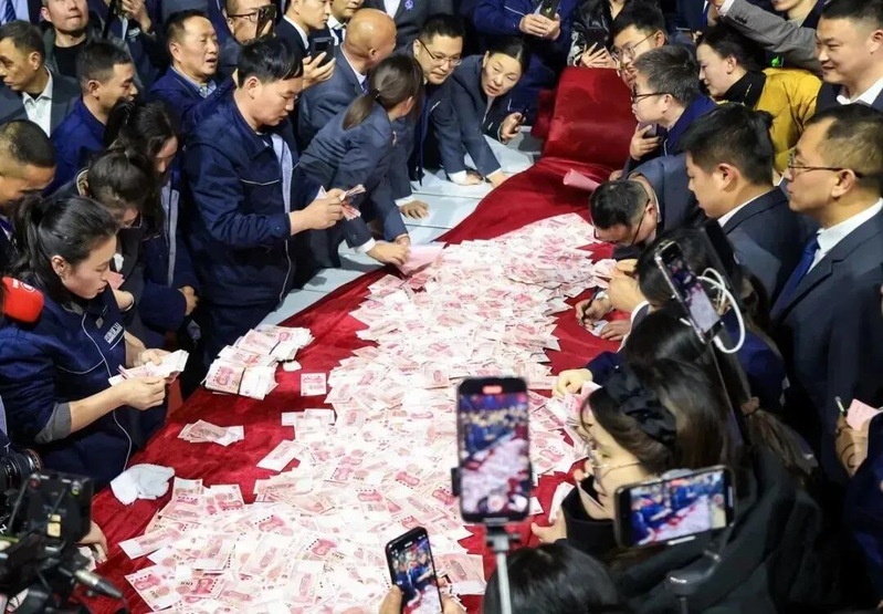 方大集团每年都会上演令人瞠目结舌现金墙。(取材自南方+)