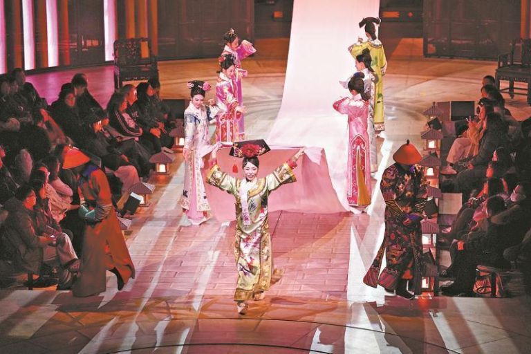 沉浸式舞台剧「甄嬛传」京登场 戏迷「入宫」过戏瘾 沉浸式戏剧「甄嬛传」在京演出剧照。(本报北京传真)