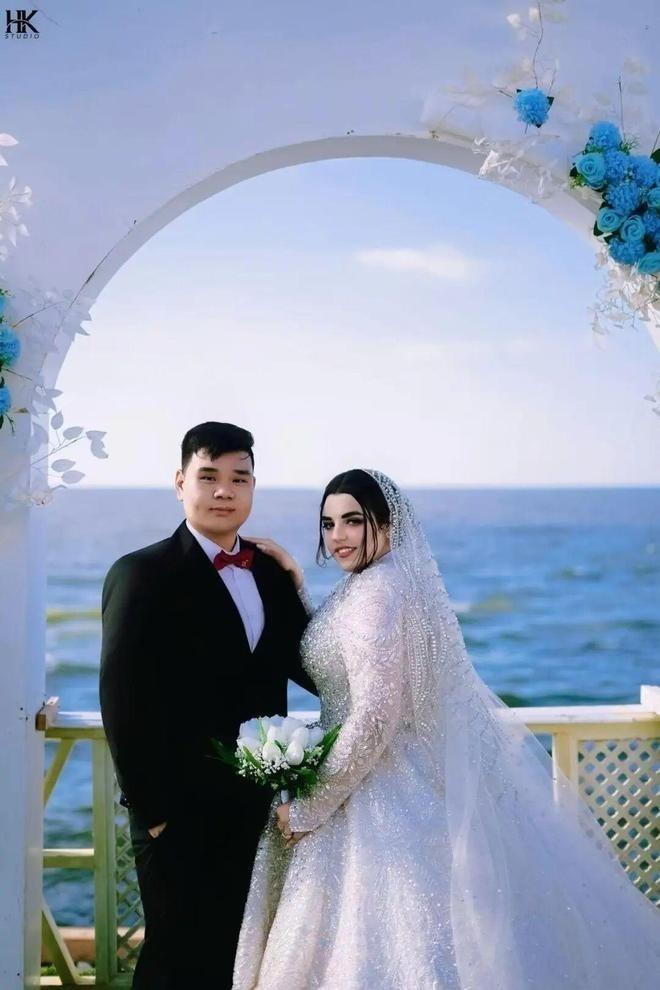 身穿红色中式礼服的埃及新娘笑容明媚。(取材自九派新闻)