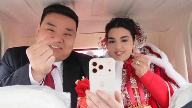 身穿红色中式礼服的埃及新娘笑容明媚。(取材自九派新闻)
