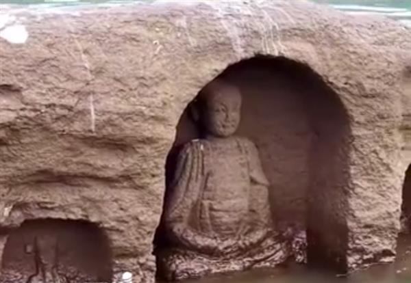 重庆江心岛近600年佛像露出水面。(取材自快科技)