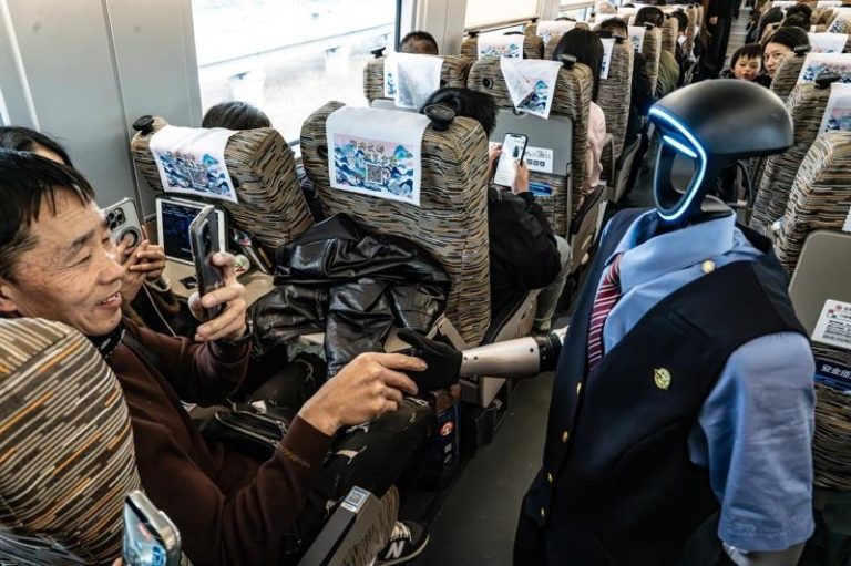 机器人服务员吸睛…春运估创95亿次人流 展现动员力 中国春运来到春节前最繁忙的阶段,图为机器人乘务员「福兴」登上杭州客运段「西子号」高铁列车,与旅客交互。 (中新社)