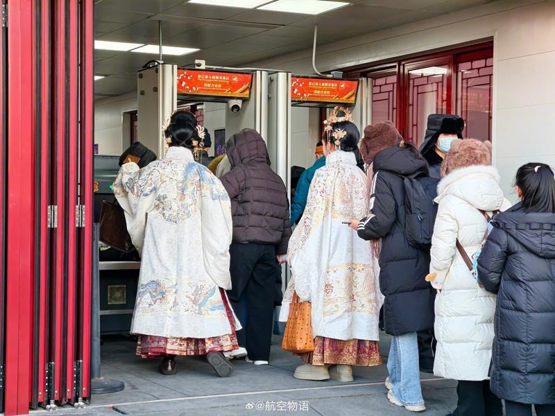 拿手机还带着男眷和婴儿车的「娘娘」与「格格」。(取材自智能财经)