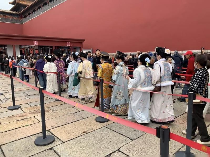 拿手机还带着男眷和婴儿车的「娘娘」与「格格」。(取材自智能财经)