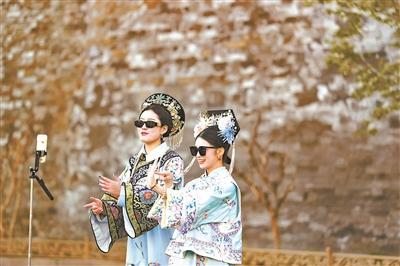 拿手机还带着男眷和婴儿车的「娘娘」与「格格」。(取材自智能财经)