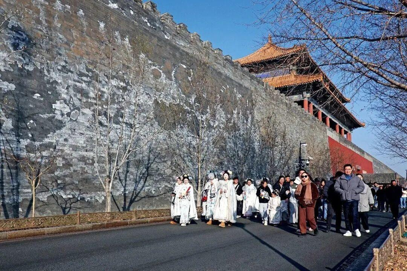 拿手机还带着男眷和婴儿车的「娘娘」与「格格」。(取材自智能财经)