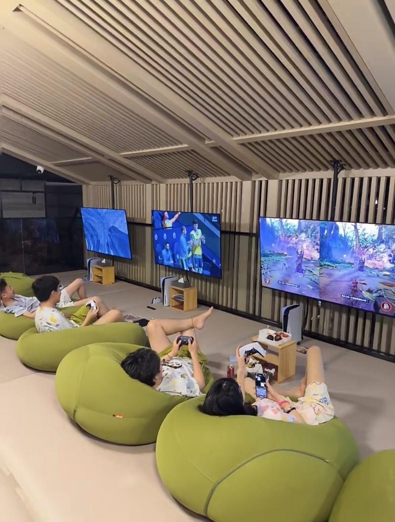 洗浴中心设计明亮又有懒骨头能放松。(视频截屏)