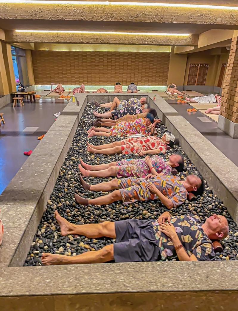 洗浴中心设计明亮又有懒骨头能放松。(视频截屏)