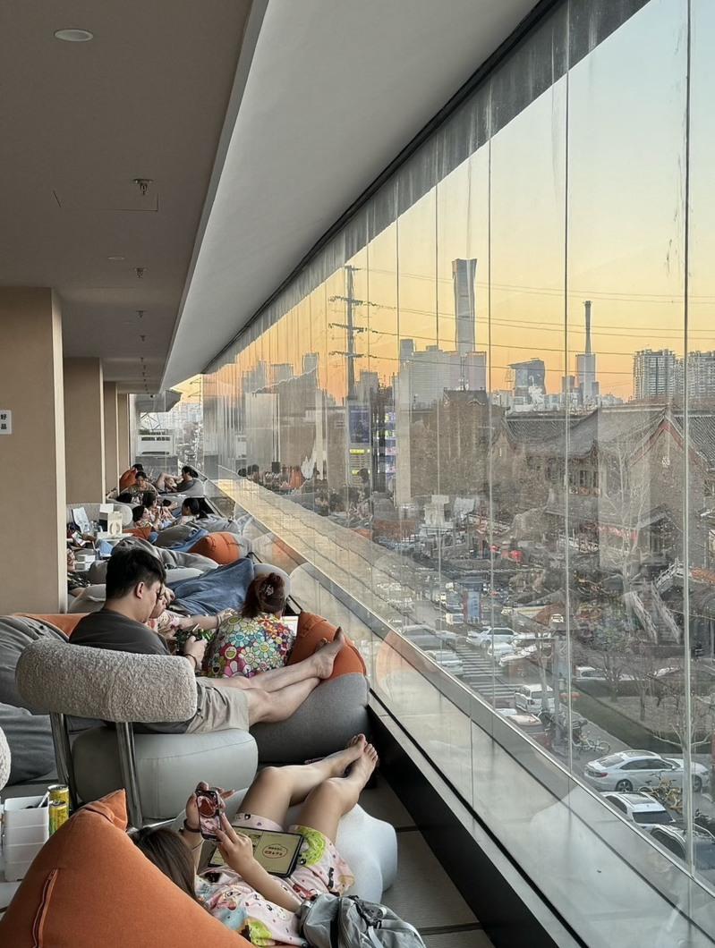 洗浴中心设计明亮又有懒骨头能放松。(视频截屏)