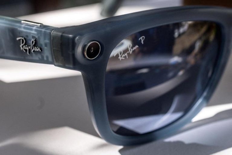 依视路罗萨奥蒂卡（EssilorLuxottica）所属雷朋品牌和Meta合作推出的智能眼镜。（路透）