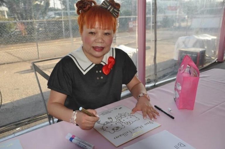 山口裕子自1980年起担任Hello Kitty第3代设计师；图为她为粉丝现场作画签名。(本报数据照片)