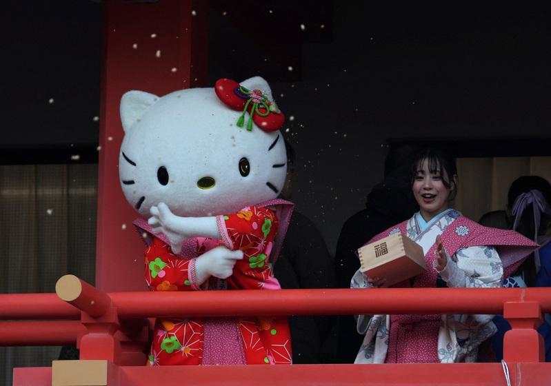山口裕子自1980年起担任Hello Kitty第3代设计师；图为她为粉丝现场作画签名。(本报数据照片)