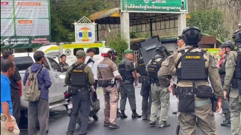 泰国南部宋卡府(Songkhla)一所公立学校11日发生枪击劫持案,54岁女校长萨西帕为保护学生主动提议当人质,后因中弹后抢救多时声明不治。(新华社)