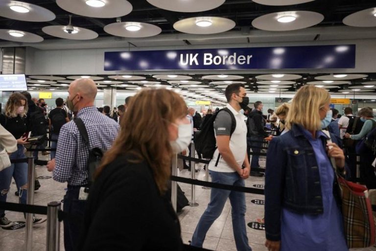 英边境管制趋严:双重国籍者若无有效英国护照 禁止入境 英国政府从2月25日开始,规定拥有双重国籍者若未持有有效英国护照,禁止搭乘飞机、轮船及火车入境,边境管制趋严。(路透)