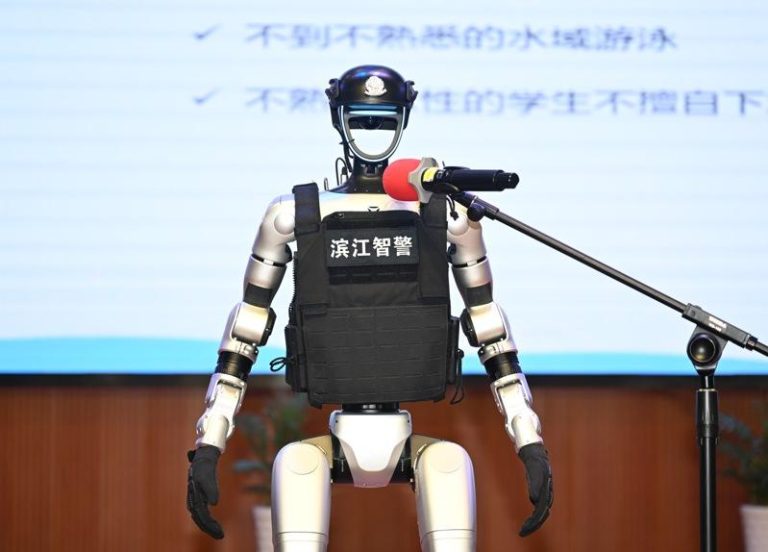 搭载DeepSeek的宇树人形机器人「滨小新」在小学宣讲安全知识。(中新社)