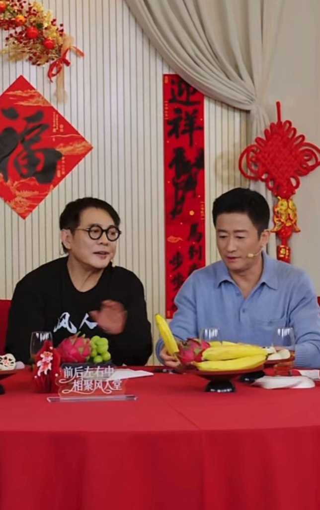 李连杰开直播连接 称百万分之一机会造就1个王宝强 李连杰(左)和吴京直播。(取材自极目新闻)