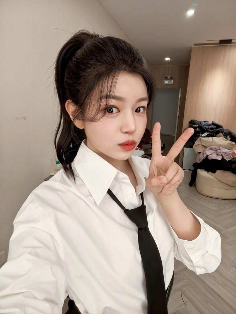 陈妍希和儿子小星星，被目击母子机场兵分两路，疑似让儿子与陈晓一同过年。（取材自微博）