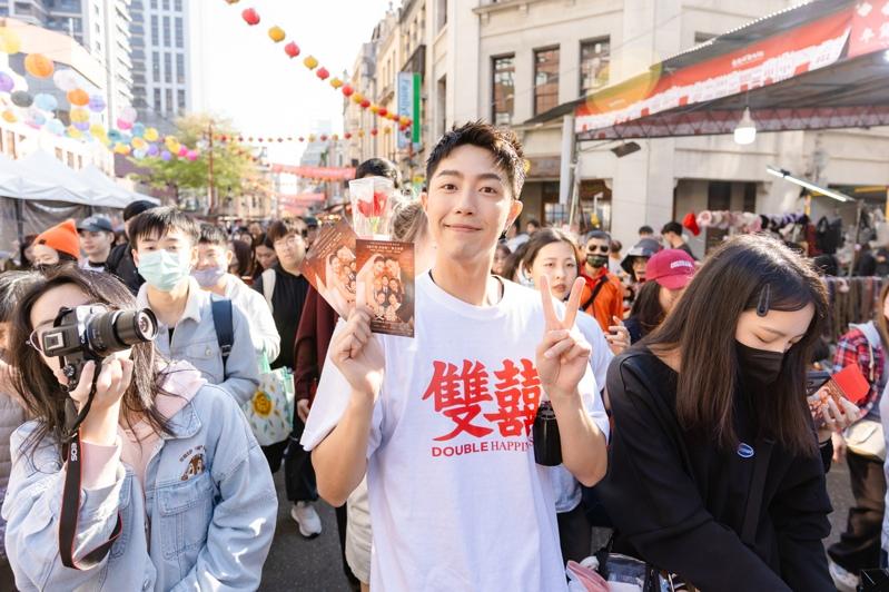 杨贵媚在扫街时发挥国民妈妈的魅力。图/壹壹喜喜提供