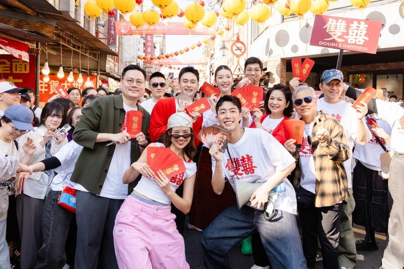 杨贵媚在扫街时发挥国民妈妈的魅力。图/壹壹喜喜提供
