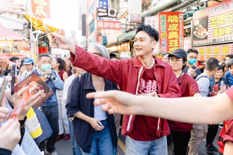 杨贵媚在扫街时发挥国民妈妈的魅力。图/壹壹喜喜提供