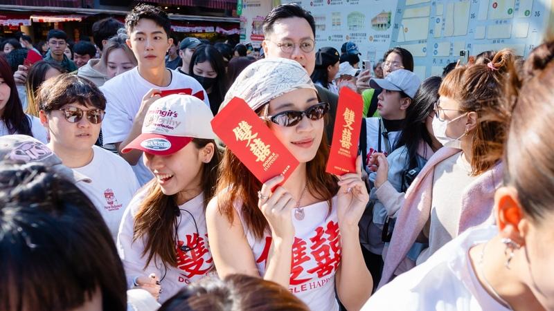 杨贵媚在扫街时发挥国民妈妈的魅力。图/壹壹喜喜提供