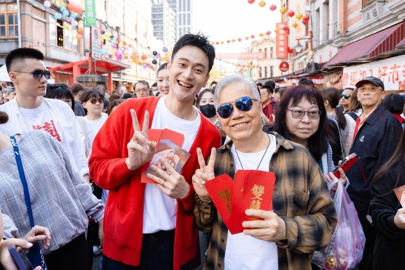 杨贵媚在扫街时发挥国民妈妈的魅力。图/壹壹喜喜提供