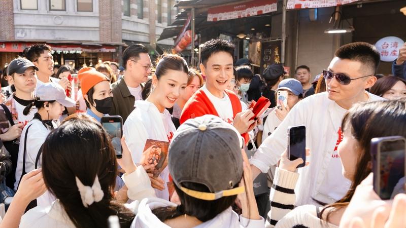 杨贵媚在扫街时发挥国民妈妈的魅力。图/壹壹喜喜提供