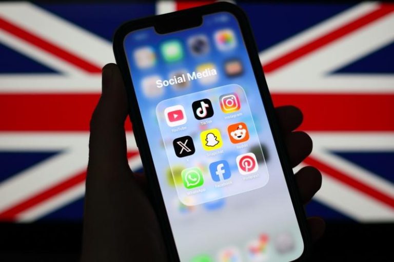 为保护儿童 英相拟寻求扩大网络监管权力 英国政府1月宣布,将就「澳洲式」社群媒体禁令进行咨询,以限制16岁以下儿童使用。欧新社
