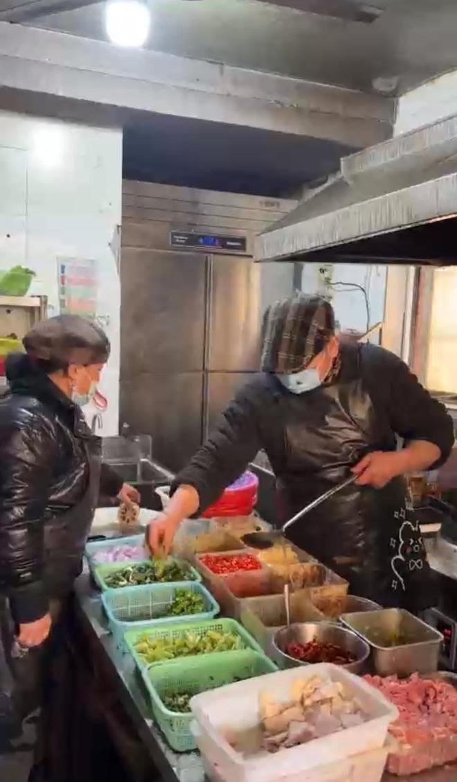 夫妻开小炒店八年还清债务，今年「挺直腰杆」回老家过年。（取材自红星新闻）