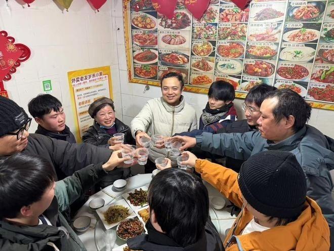 夫妻开小炒店八年还清债务，今年「挺直腰杆」回老家过年。（取材自红星新闻）