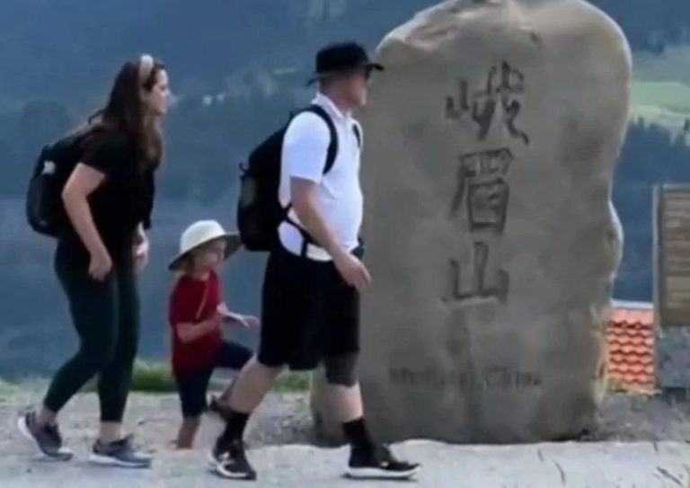 中客登瑞士山顶 巧遇峨眉山巨石 官方证实:定居10年了 一位中国网友在瑞士瑞吉山旅游时,意外发现一块刻有「峨眉山」三字的巨石,随即拍下分享。(取材自极目新闻)