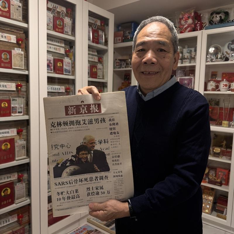 去年7月,在「纪念中国人民抗日战争暨世界反法西斯战争胜利80周年」报展上,李铁光在介绍他收藏的报纸。(取材自新京报)